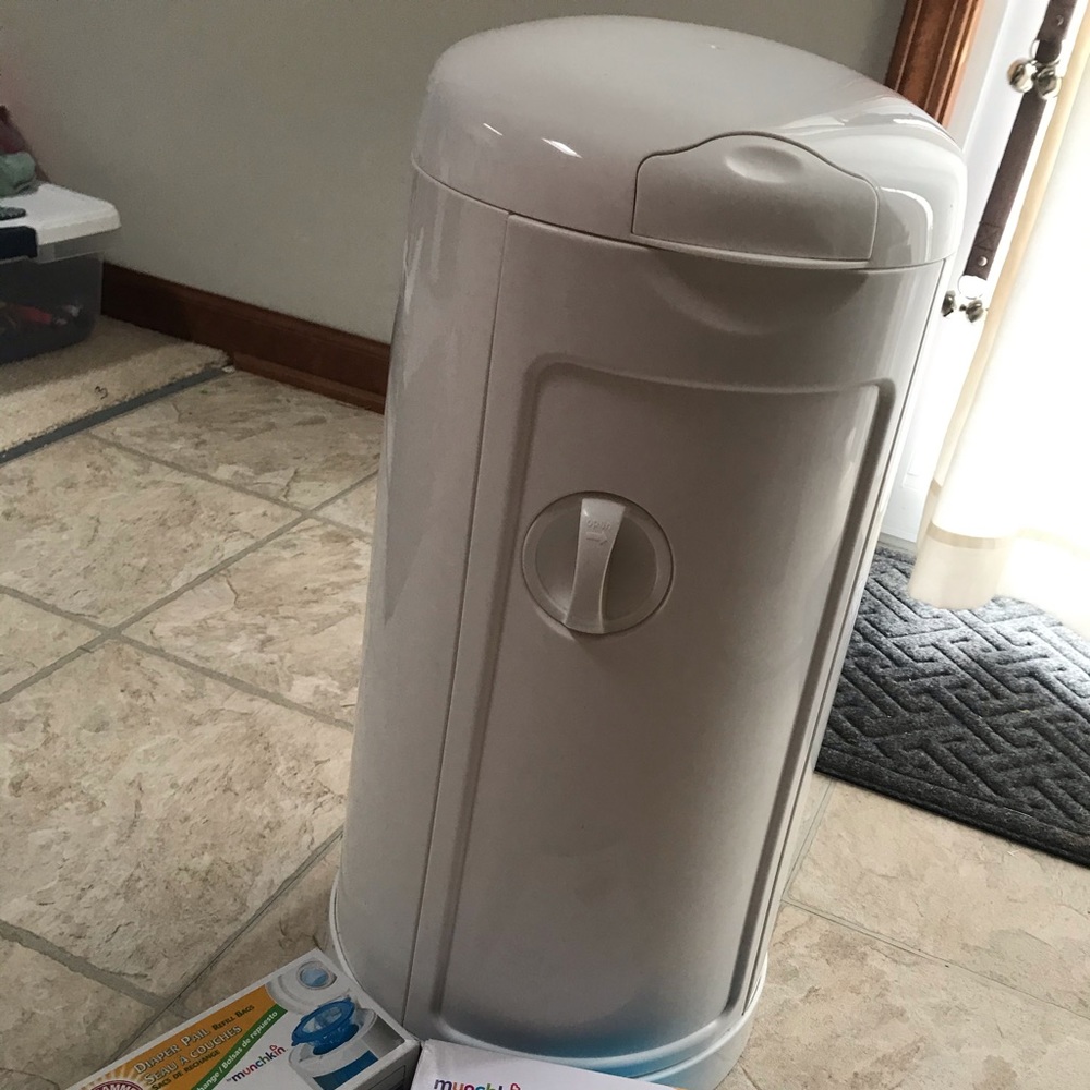 Munchkin baby diaper genie garbage can with bags